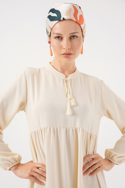 Bigdart 1627 Šněrovací hidžábové šaty s límcem – krémové