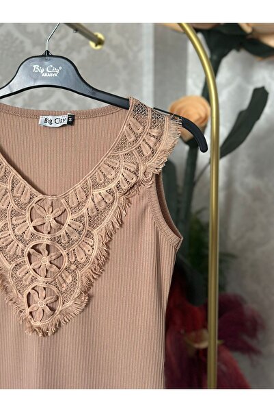 Akasya Ön Kısım Dantel Detaylı V Yaka Sıfır Kol Bluz