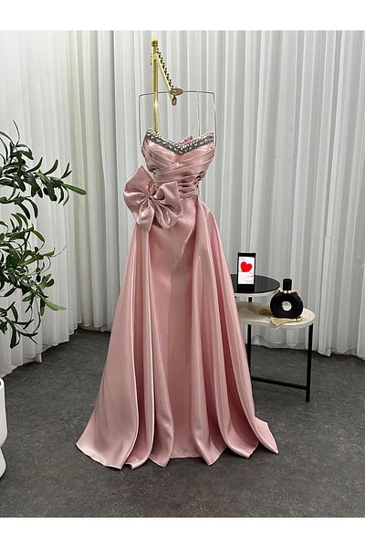Diva style Elegant and distinctive evening dress with crinkle fabric