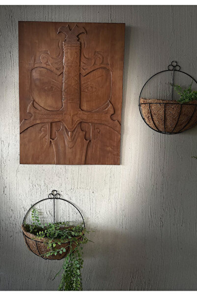 Store Gölgelerin Nöbetçisi – Ahşap Oyma Duvar Tablosu | Savaşçı Gözler ve Kılıç Motifli Dekor | Rustik
