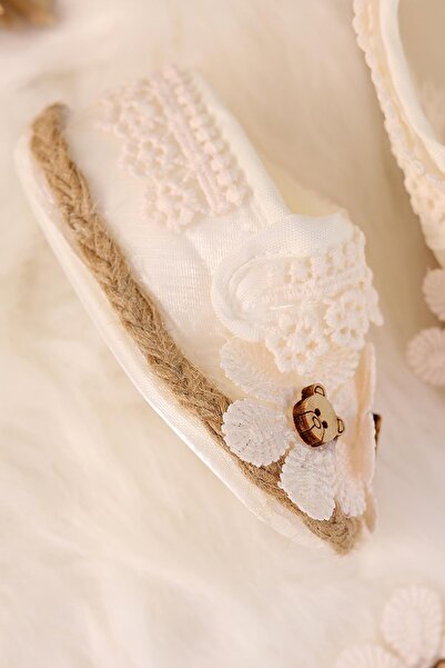 kidello Cream Flower Decorated Baby Girl Booties Bandana Set