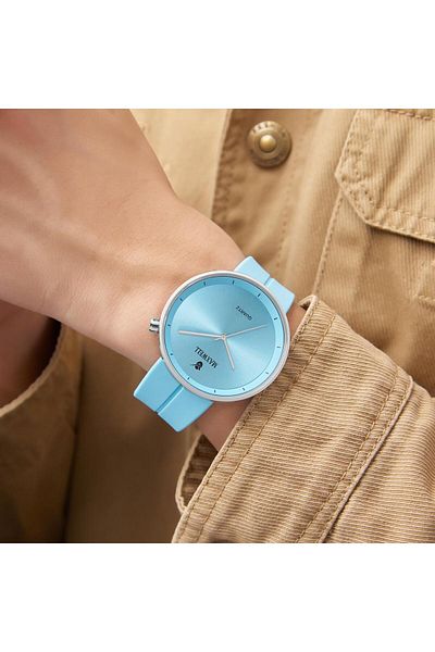 Re A watch with an elegant and distinctive design