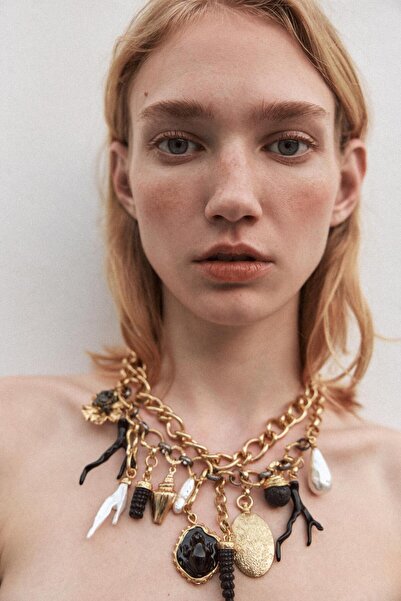 Sena ZRA MARKA MODEL SİYAH CHARM DETAYLI KOLYE