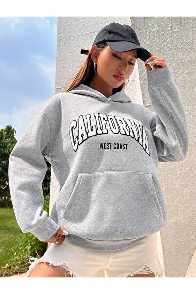 NoVibe سويت شيرت بقلنسوة مقاس كبير للجنسين باللون الرمادي مطبوع عليه كاليفورنيا