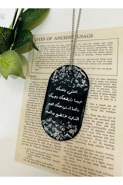 Roza Single-sided car ornament pendant with a black phrase embroidered with silver foil from luxury resin