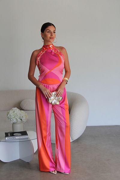 Julidress Costum din satin premium cu bluză și pantaloni decoltat cu model fucsia