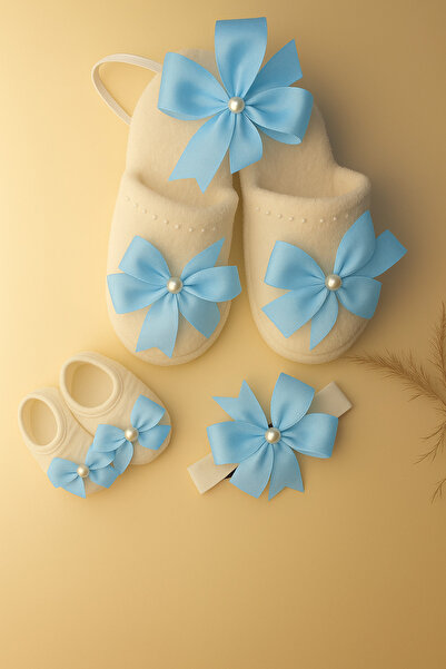 Massaltay Fiyonklu Anne Lohusa Terliği, Taç, Bebek Patik ve Bandana 4’lü Set – Şık ve Rahat Hastane Çıkışı