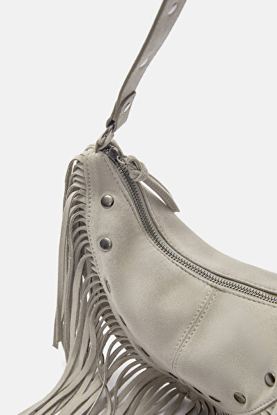 Pull & Bear Püskül ve zımba detaylı kol çantası