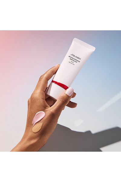Shiseido Skin Glow Primer Makeup Base That Gives Instant Shine to the Skin & Provides Long-Term Moisturization 30 ml