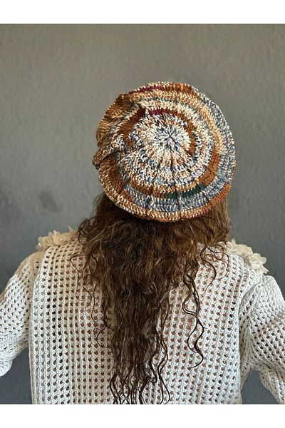 Gönülden Tasarım Hand Knitted French Painter Women's Beanie