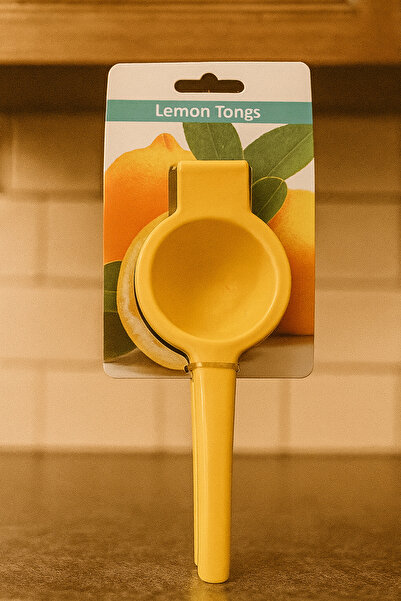 ceviz home züccaciye tekstil ltd şirketi Colorful Handheld Lemon Squeezer – Durable and Practical