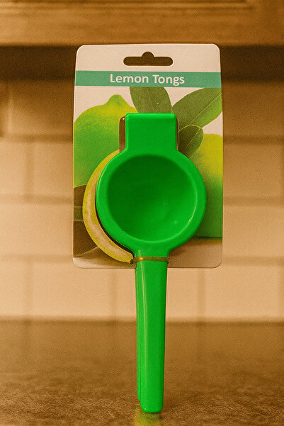 ceviz home züccaciye tekstil ltd şirketi Colorful Handheld Lemon Squeezer – Durable and Practical