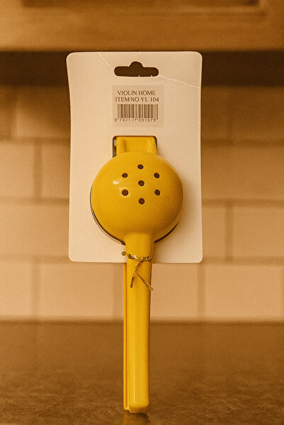 ceviz home züccaciye tekstil ltd şirketi Colorful Handheld Lemon Squeezer – Durable and Practical