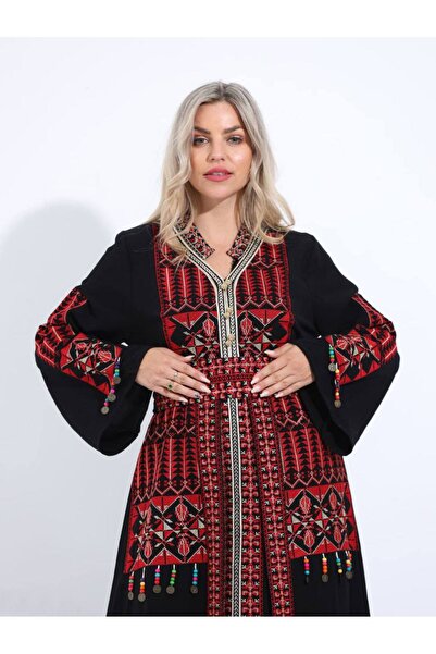 Lyaly aljlabyh جلابية "عروس الشرق" فستان أسود بتطريز فاخر ونقوش فسيفسائية ساح...