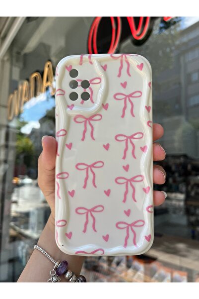 OVADA SAMSUNG GALAXY A51 Uyumlu Kamera Korumalı Dalga Kenarlı Kurdele Baskılı...