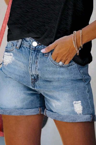 StreetWear Outlet Women's Short Jeans, With a Loose Fit, Folded Hem and Discreet Ripped