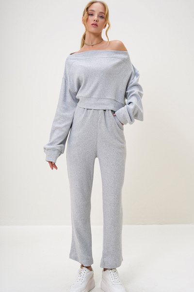 Trend Alaçatı Stili Women's Interlock Fabric Madonna Collar Crop Sweat and Pants Set Gray Alc-X13075