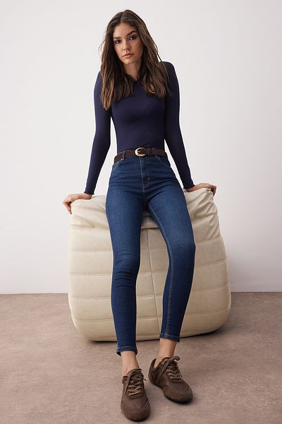 Trendyol Collection Dunkelblaue Röhrenjeans mit hoher Taille TWOSS25JE00051