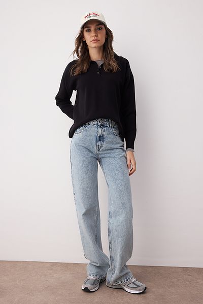 Trendyol Collection Hellblaue Jeans mit hoher Taille und weitem Bein TWOSS25JE00278