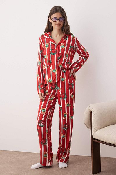 Trendyol Collection Σετ πιτζάμες με υφαντό βισκόζη με χριστουγεννιάτικο θέμα με στάμπα μπορντό THMAW26PT00030