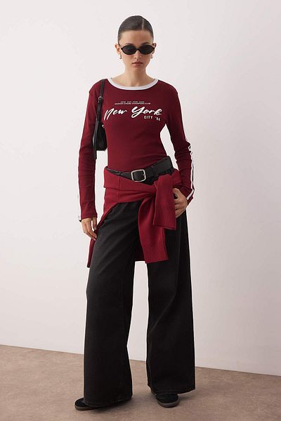 Trendyol Collection Burgundy Slogan Printed Stripe Detail Bodycon Crew Neck Stretchy Knitted T-Shirt Twoaw26Ts00015