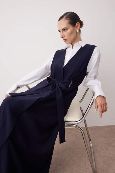 Trendyol Modest Marineblaues, zweireihiges, gewebtes Gilet-Kleid mit Verschluss TCTSS25EB00104