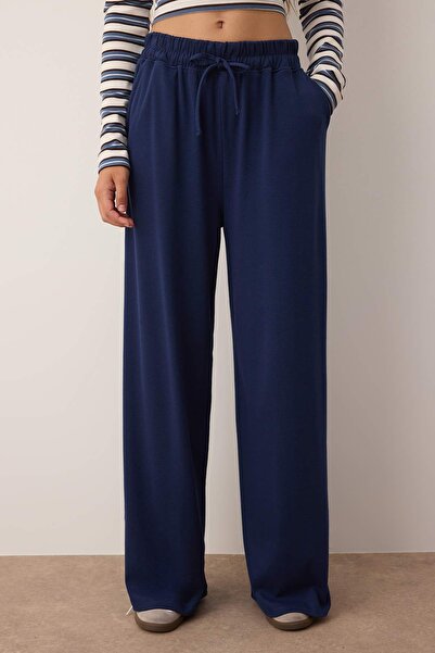 Trendyol Collection Marineblaue, weit geschnittene, elastische Strick-Jogginghose mit Baplama-Details TWOAW26EA00005