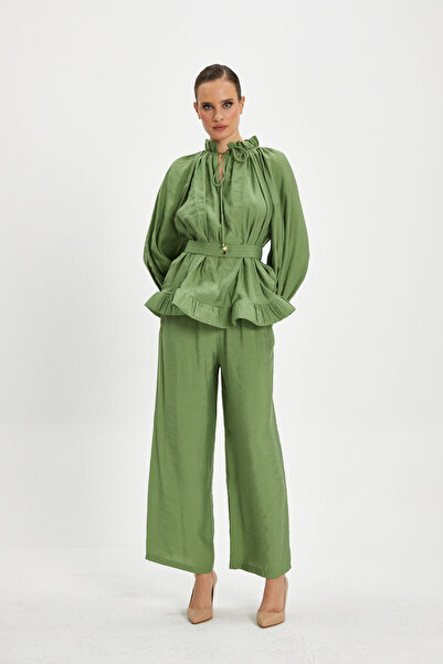 SERPİL Kadın Hakim Yaka Kuşaklı Takım – Volan Detaylı Bluz ve Bol Paça Pantolon