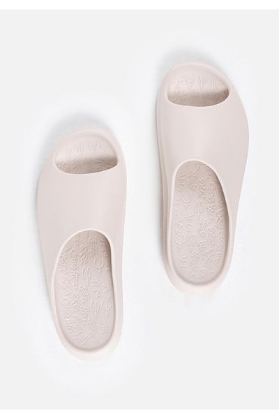 Colin's Women's Beige Slippers