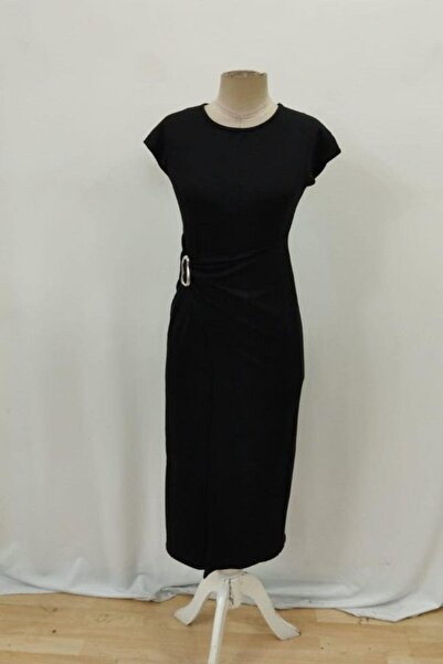 Mossta Rochie modală cu mâneci scurte și detaliu cu cataramă - neagră