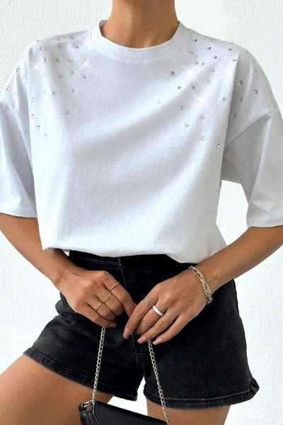 FashionForYou Tricou oversize Tizea, cu strasuri asimetrice si tipar cu umeri...