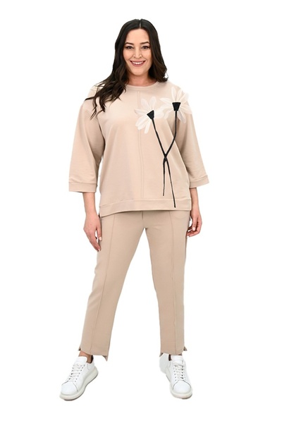 FashionForYou Μάχη KORYN, με ασύμμετρο παντελόνι και μπλούζα με με τύπωμα , κρεμ