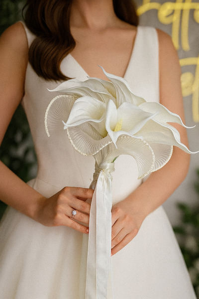 Massaltay Zarif Beyaz Lilyum Gelin Buketi – Şık ve Minimal Tasarım