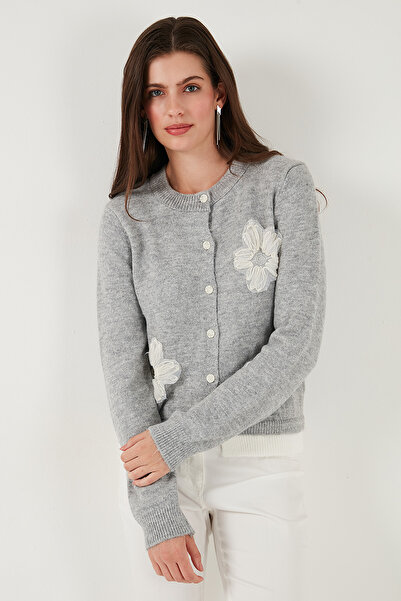 Lela Cardigan din tricot cu nasturi, cu decolteu crew, cu detaliu de flori din tul premium, cu o formă normală, CARDIGAN 680HI002421