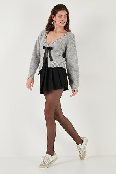 Lela Πλεκτό ζακέτα με λεπτομέρεια από χάντρες και φιόγκους, κανονική εφαρμογή, λαιμόκοψη σε σχήμα V HIRKA 680HI00180