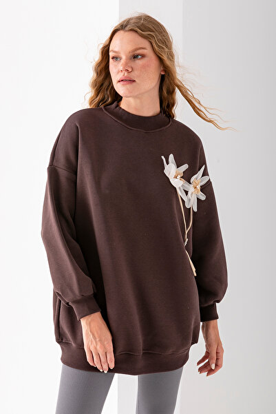 GİYSA Kadın Bisiklet Yaka Çiçek Aksesuarlı 3İp Oversize Sweatshirt Kahverengi - 2628