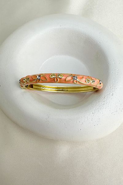 Modex Special Series Enameled Stone Detail Flower Handcuff Bracelet (Diameter: 6cm)