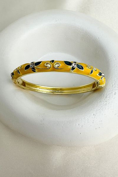 Modex Special Series Enameled Stone Detail Flower Handcuff Bracelet (Diameter: 6cm)
