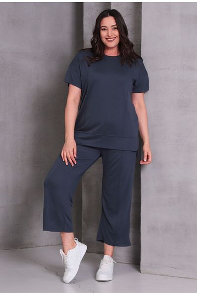 Şans Women's Plus Size Smoked, Stitching Detail Side Slit Blouse, Front Trim Stitching Capri, 2 Piece Set 65N39071