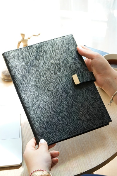 Victoria's Journals Caiet Executive din piele vegană 19x25 cm 100 gr. 176 de pagini Edge Gilt Black