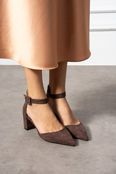 Güllü Shoes Kadın Kahverengi Süet Kalın Topuklu Bilekten Bağcıklı Sivri Burun Klasik Günlük ve Abiye Ayakkabı
