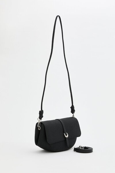 Nihan Örgü Kapaklı Çapraz Askılı Çanta Siyah