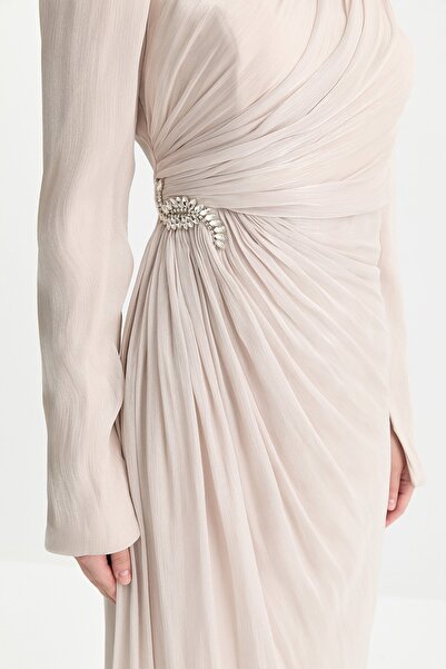 Nihan Taş Aksesuarlı Drapeli Abiye Bej