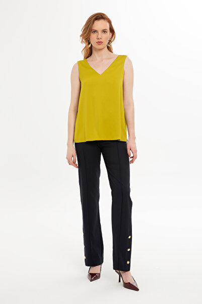 GİZİA V Yaka Dökümlü Saten Kolsuz Bluz