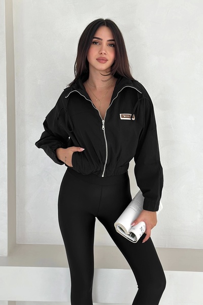 AsprinFashion سترة بخصر مطاطي مع تفاصيل ملصقات باللون الأسود