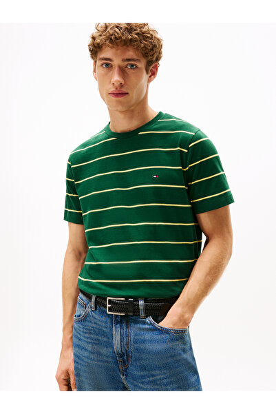 Tommy Hilfiger تي شيرت تومي هيلفيغر للرجال بخطوط خضراء مزخرفة وأكمام قصيرة ورقبة دائرية وقصة عادية