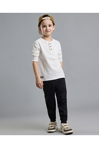 R&B تي شيرت محكم النقش برقبة هنلي وأكمام طويلة