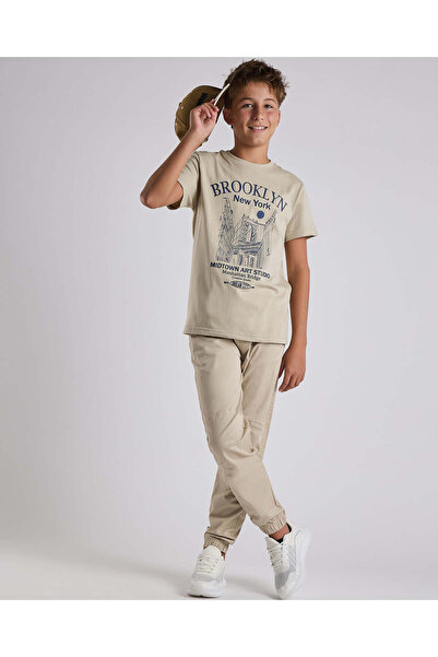 R&B تي شيرت بطبعة جرافيكية مع رقبة دائرية وأكمام قصيرة