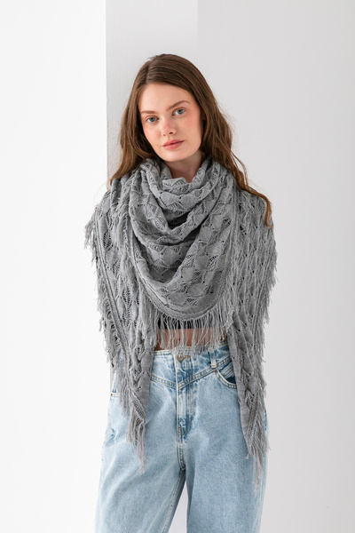 VEGA MODA Women's Triangle Knitwear Scarf – Triangular Scarf with Knitted Pattern and Tassels