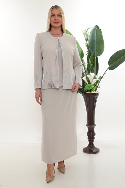 MİSS DİAMOND بدلة ثلاثية بطول الأرض مع تطريز حجري على الجوانب والأكمام باللون...